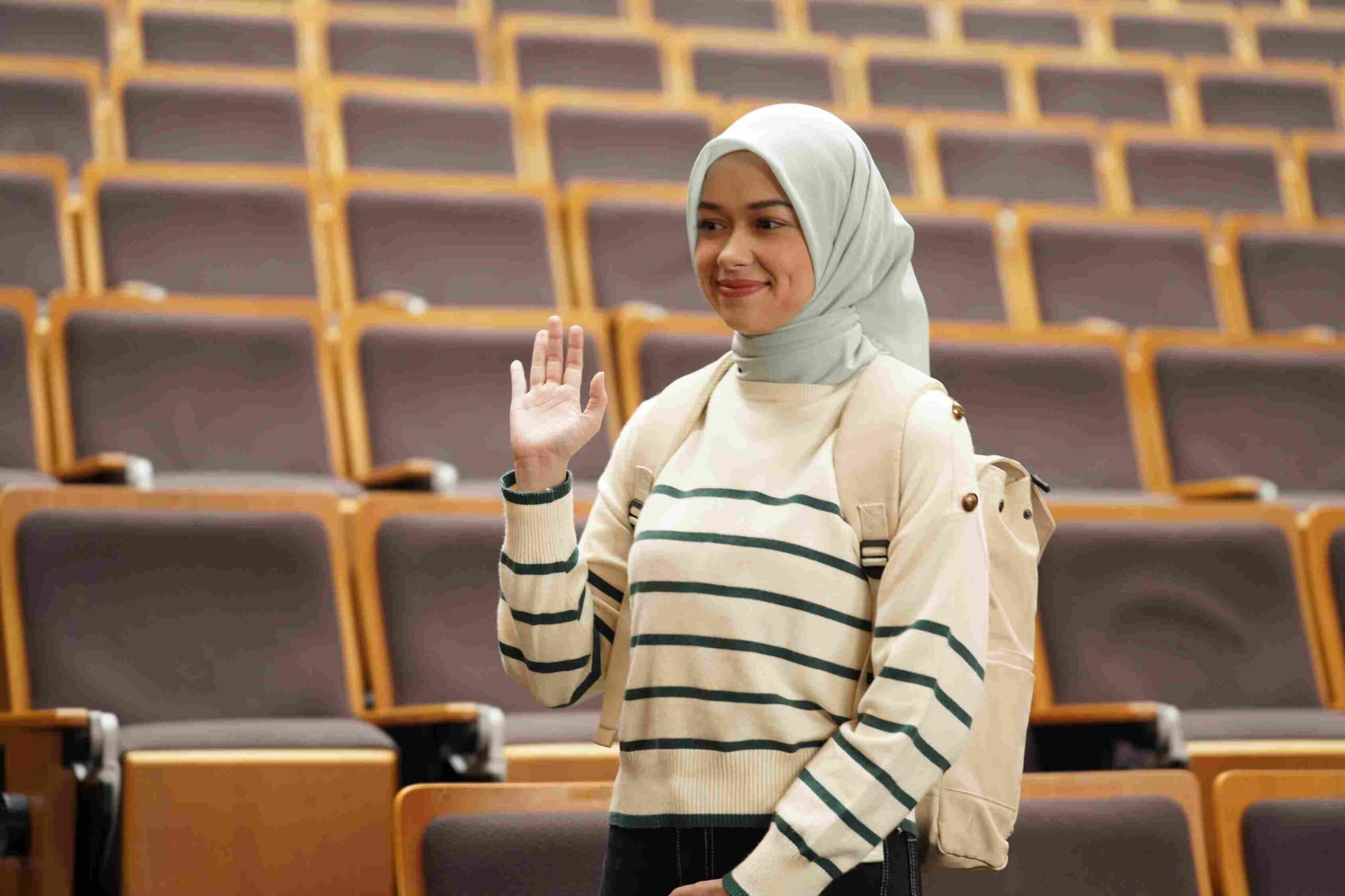 Bikin Pangling! Rebecca Klopper Hijab di Film Ahlan Singapore