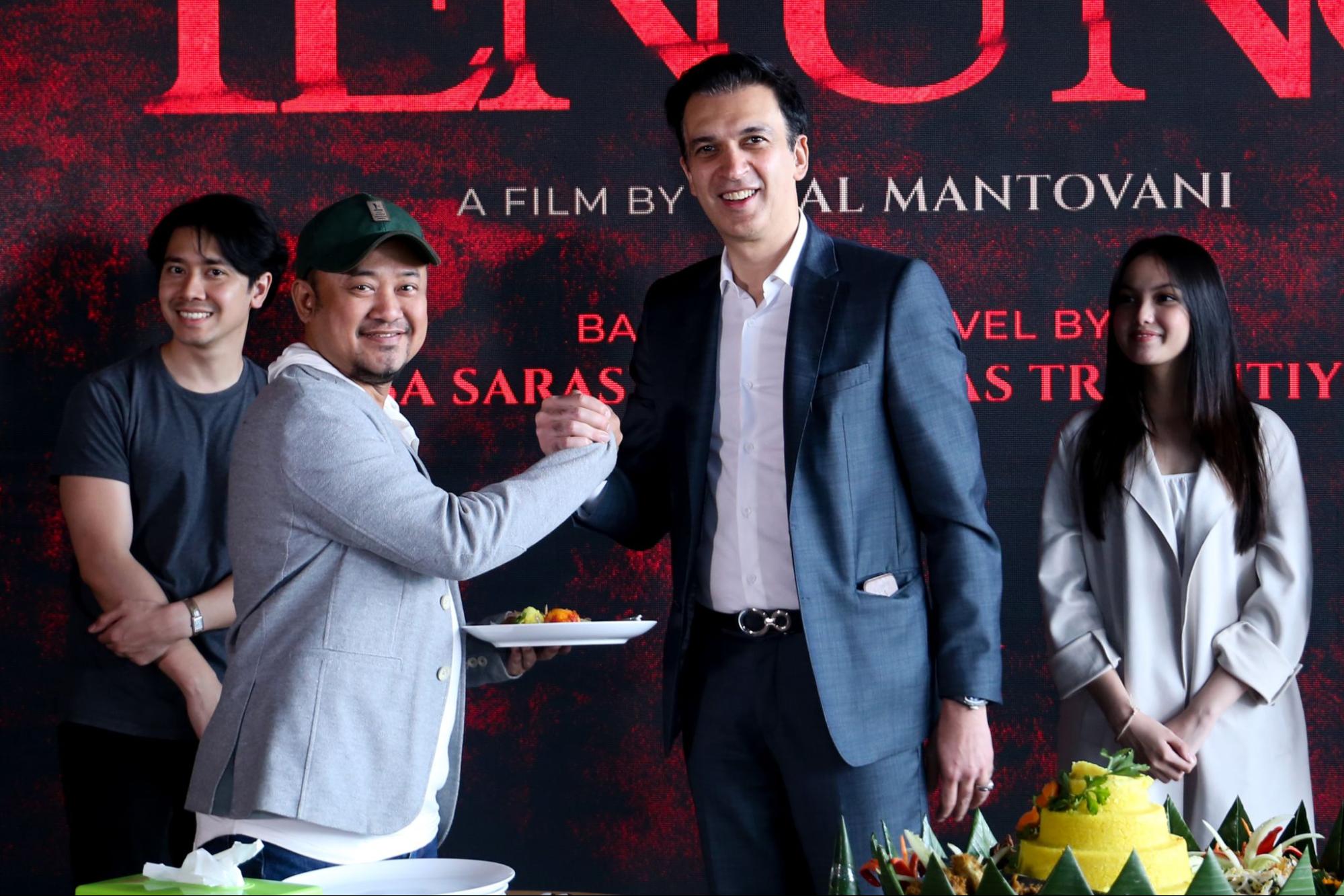 CEO MD Entertainment Manoj Punjabi bersama sutradara "Tenung" Rizal Mantovani