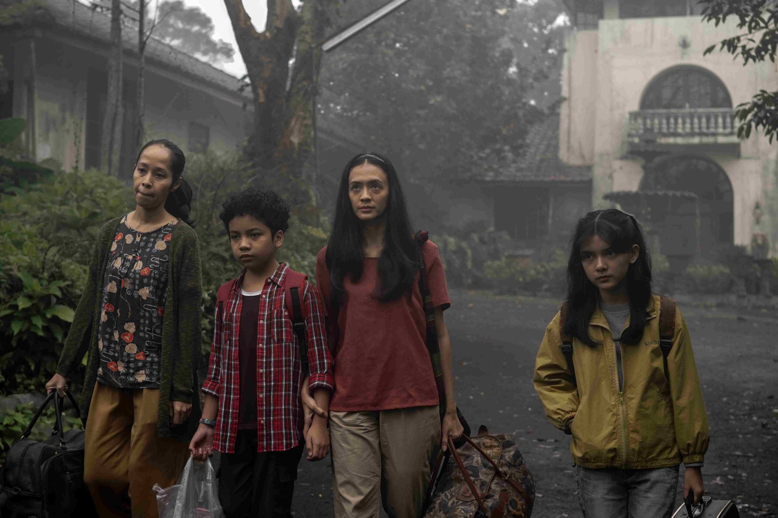 Agla Artalidi dalam film Sebelum 7 Hari.